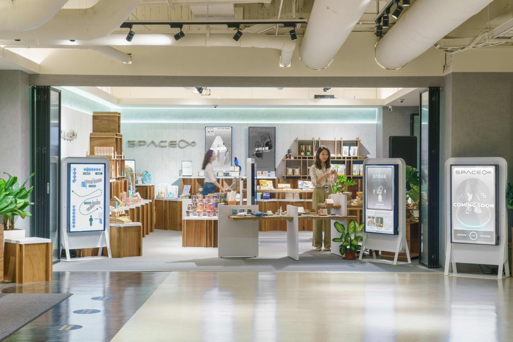新黄金城集团1701vip打造永续选物商店 ，展示社企及社创商品 ，结合创利空间所开发的智能零售系统，整合多元产品信息，让无人商店扮演公益行动的推手